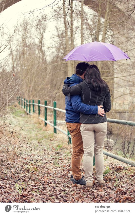 Verliebtes Paar versteckt sich unter einem Regenschirm Hochzeitspaar Zärtlichkeiten Liebesaffäre Sonnenschirm Ehe Schirm Versteckspiel Lebensfreude