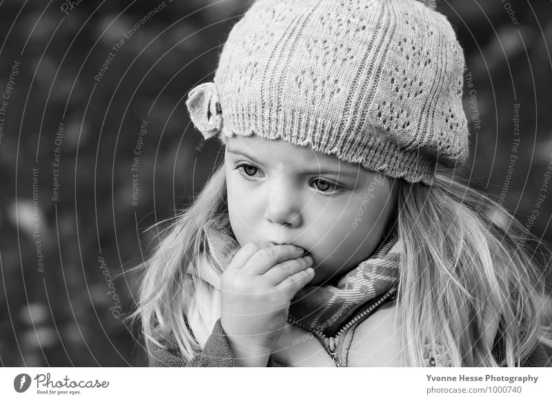 Genießen feminin Kind Mädchen Kindheit Gesicht Auge Nase Hand Finger 1 Mensch 3-8 Jahre Natur Herbst Dürre Garten Dorf Mode Bekleidung Mütze Haare & Frisuren