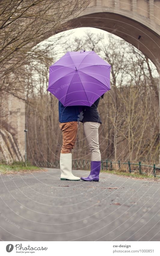 Verliebtes Paar versteckt sich hinter einem Regenschirm Hochzeitspaar Zärtlichkeiten Liebesaffäre Sonnenschirm Ehe Schirm liebevoll Versteckspiel Ehepaar