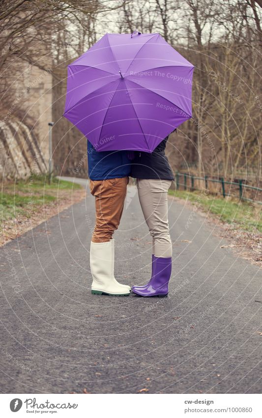 Verliebtes Paar versteckt sich hinter einem Regenschirm Wege & Pfade Brücke Mensch harmonisch Mann Liebesbekundung Romantik Gefühle Zuneigung Frau Liebespaar