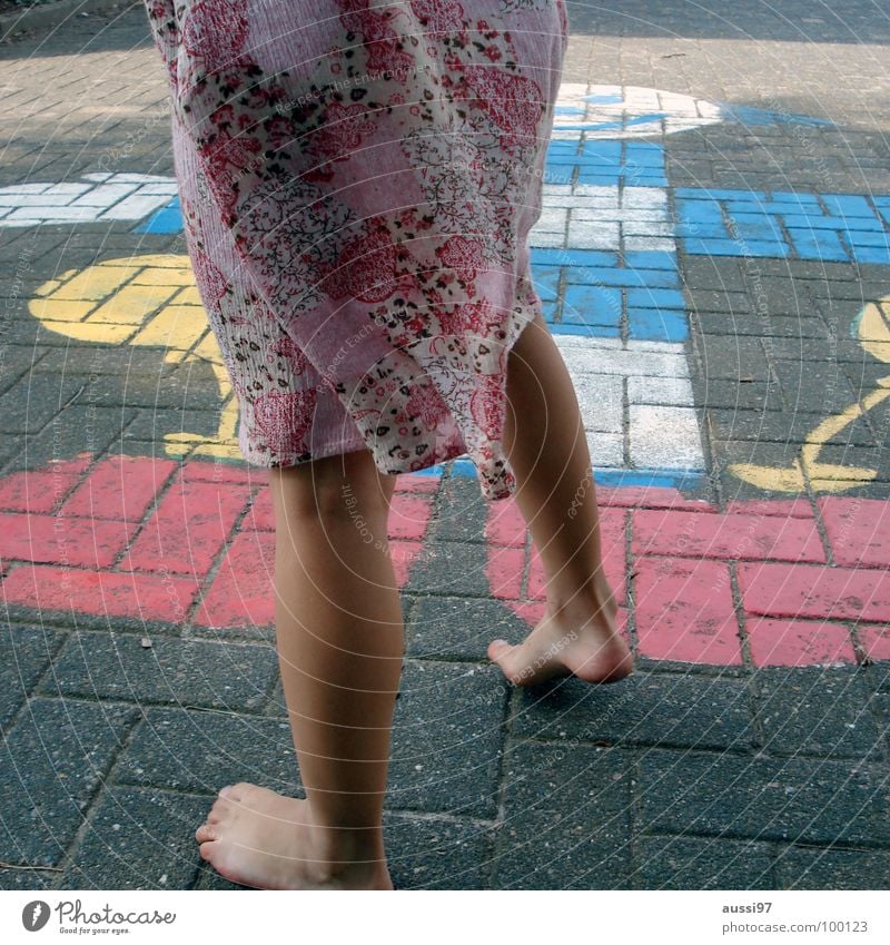 Ausholphase Kind Spielen Spielplatz Bewegung Hinkepinke Mädchen Spieltrieb Kleinkind Motorik Fuß Schulhof
