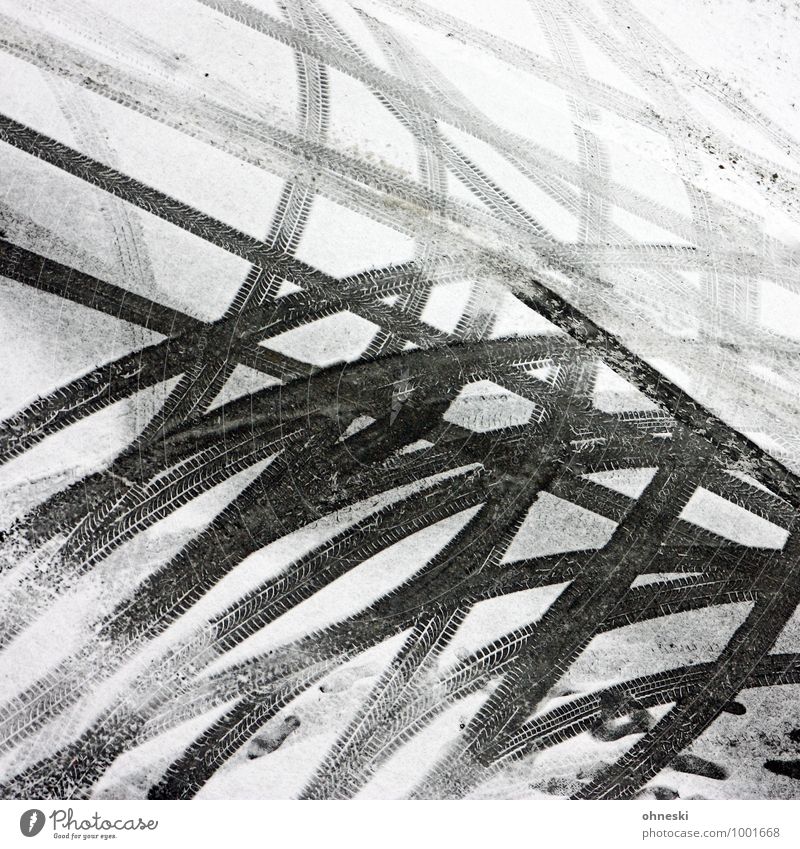 Bitte wenden Eis Frost Schnee Verkehr Straßenverkehr Autofahren Netzwerk Wege & Pfade Reifenspuren Glätte Farbfoto Gedeckte Farben Außenaufnahme abstrakt Muster