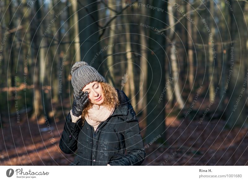 AugenWischerei Junge Frau Jugendliche 1 Mensch 18-30 Jahre Erwachsene Umwelt Natur Landschaft Winter Schönes Wetter Wald Jacke Schal Handschuhe Mütze