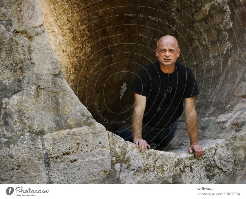 Glatzköpfiger Mann schaut aus einem Tunnel heraus Freiheit Expedition Erwachsene Mensch 30-45 Jahre 45-60 Jahre Brücke Glatze Blick Hoffnung Glaube Einsamkeit