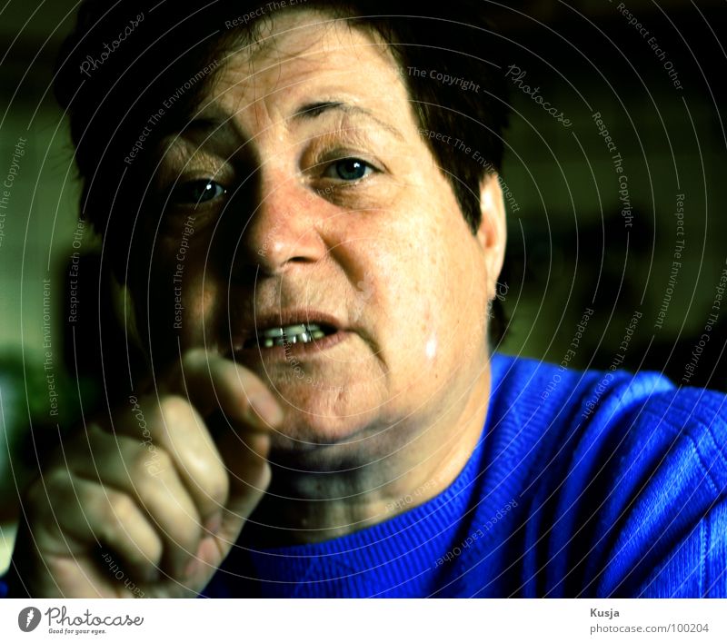 Disskusionsrunde Frau dunkel sprechen Gesicht Gesichtsausdruck disskutieren beibringen