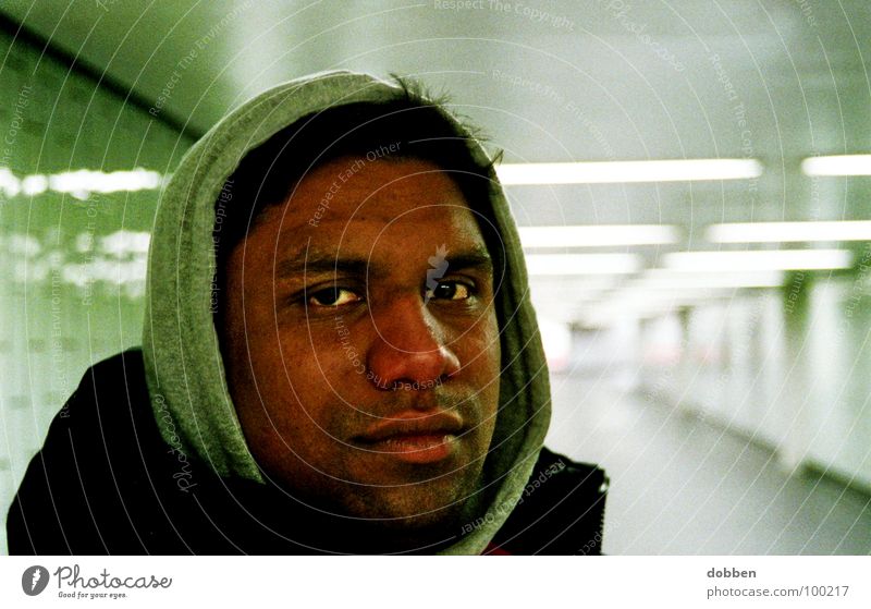 Dein Freund und Helfer planlos unterwegs Nacht Außenaufnahme Porträt Mann maskulin Kerl Kapuze Kapuzenpullover Pullover Indien Inder Durchgang U-Bahn Station