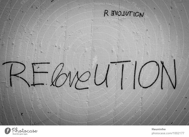 Reloveution Kultur Jugendkultur Subkultur Kleinstadt Stadt Bahnhof Mauer Wand Fassade Stein Beton Zeichen Schriftzeichen Graffiti entdecken trist schwarz weiß