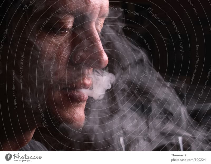 Smoke Porträt Zigarette Feuerzeug Hand Krankheit Verbote anzünden entzünden Brand Tabakwaren Lungenerkrankung pulmonal schwarz Brille Speiseröhre Kehlkopf