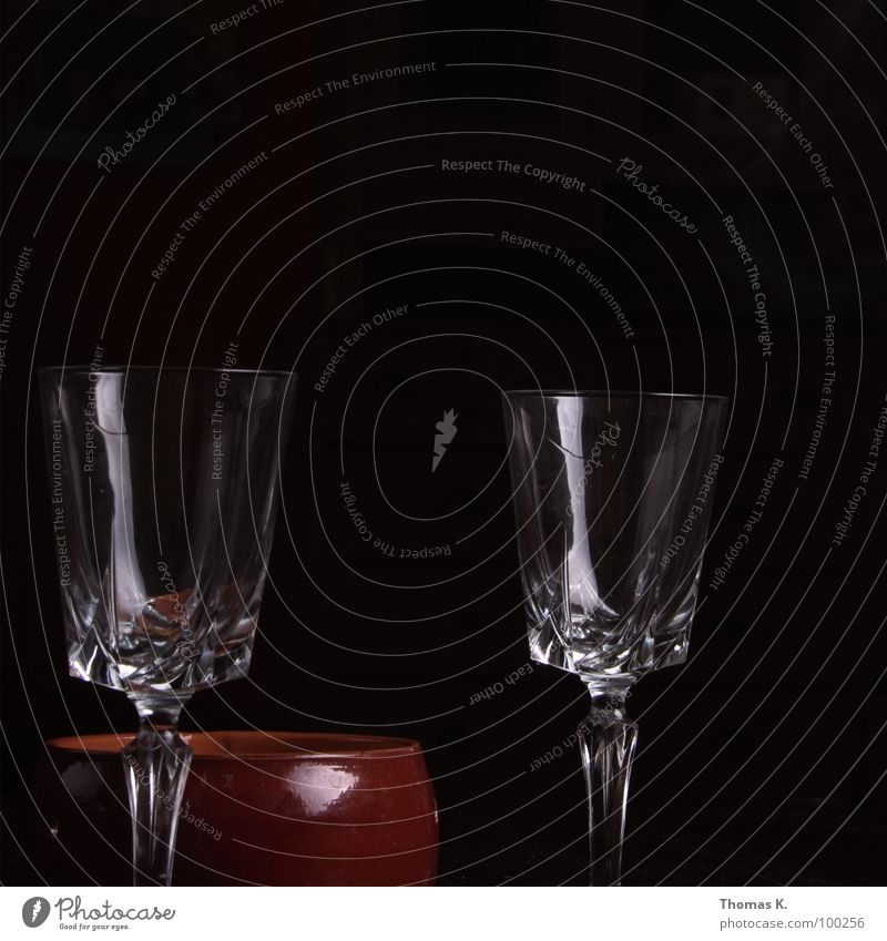 Es fehlt allein der Inhalt. Glas Weinglas Bleikristall genießen dunkel schwarz Spirituosen Önologie glänzend Füllung Festessen Aschenbecher schön