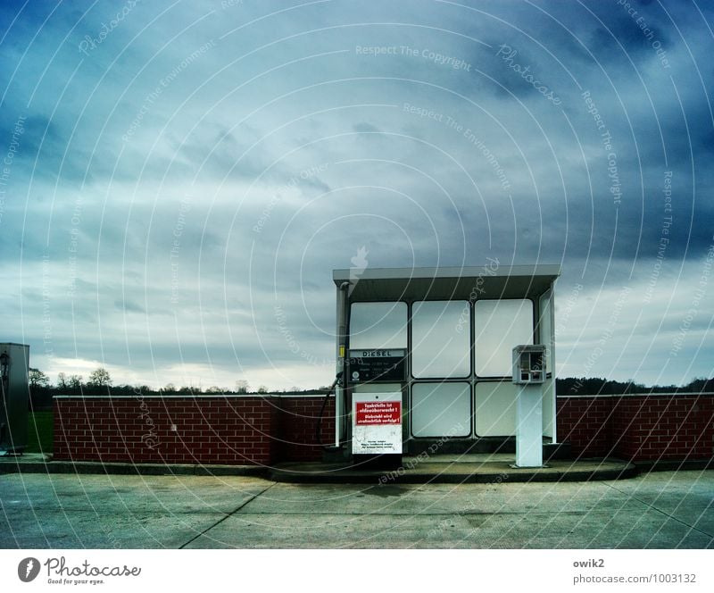 Alles unter Kontrolle Himmel Wolken Klima schlechtes Wetter Wind Mauer Wand bedrohlich Ordnungsliebe Überwachung Hütte Tankstelle Zapfsäule Diesel