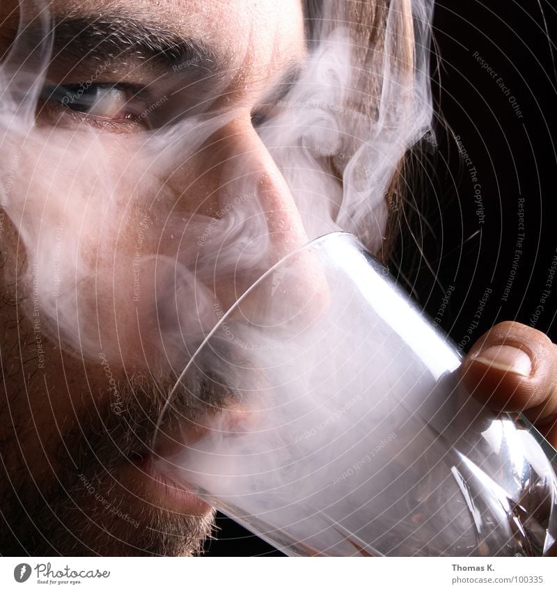 Grauer Portugieser Porträt Zigarette Feuerzeug Hand Krankheit Verbote anzünden entzünden Licht Brand Tabakwaren Lungenerkrankung pulmonal schwarz Brille