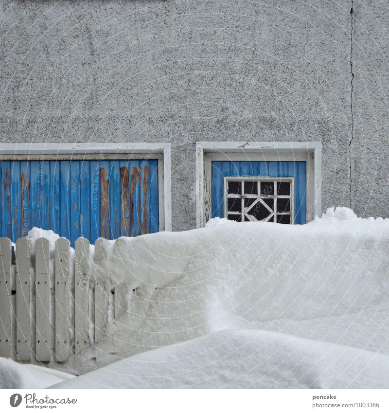 schnee von gestern Urelemente Winter Klimawandel Wetter Schnee Dorf Haus Fassade Tür Zeichen authentisch kalt retro blau skurril Zaun Holzzaun Riss Farbfoto