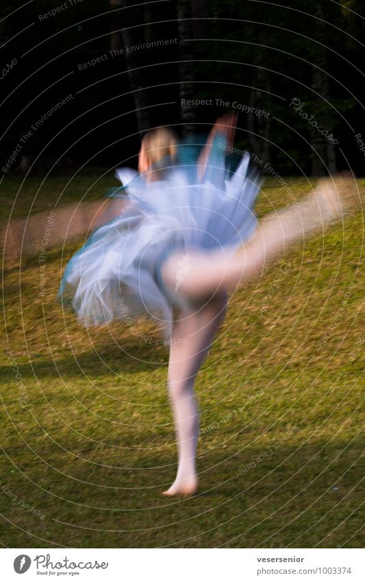 schwere leichtigkeit feminin Junge Frau Jugendliche 1 Mensch Balletttänzer Bewegung Tanzen ästhetisch elegant dünn schön Leidenschaft fleißig diszipliniert
