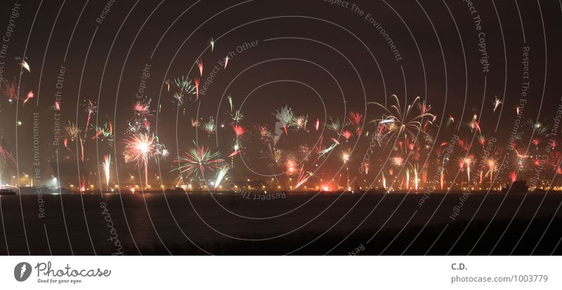 2015 Stadt dunkel Begeisterung Euphorie Silvester u. Neujahr Feuerwerk Hafenstadt Flussufer explodieren Farbfoto Menschenleer Textfreiraum unten Nacht