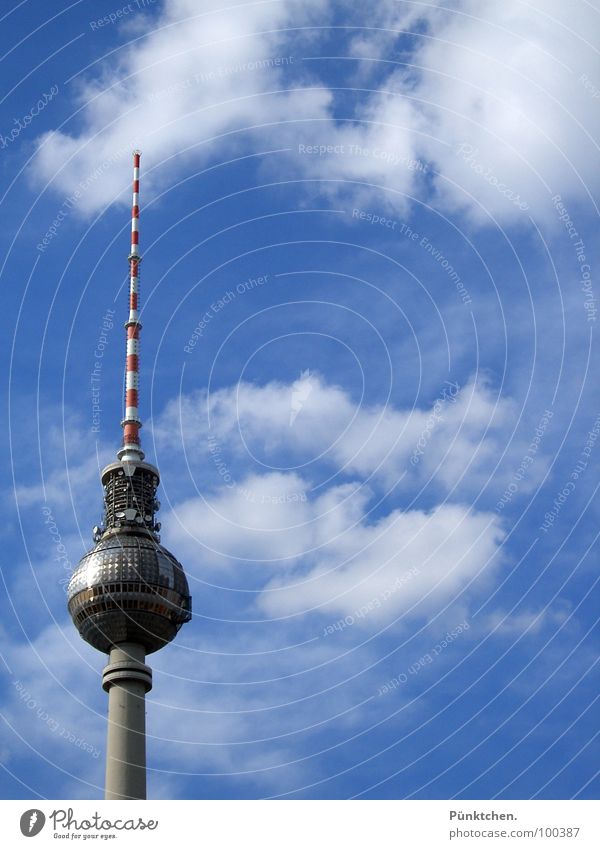 Der Drehwturm Alexanderplatz Wolken Sommer rot weiß dünn Aussicht Beton drehen Berliner Fernsehturm Wahrzeichen Denkmal Turm Himmel blau Spitze Kugel Ball Stab