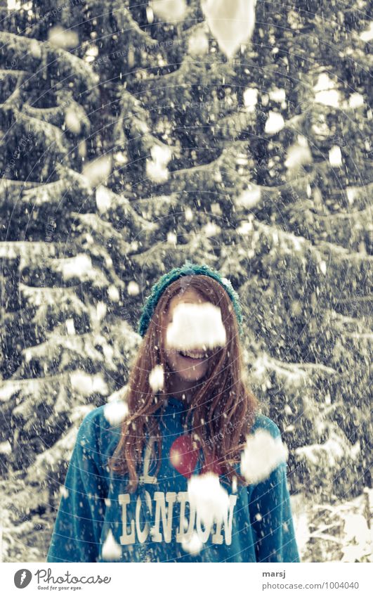 Endlich Schnee! Mensch feminin Junge Frau Jugendliche 1 13-18 Jahre Winter Schneefall Freude Fröhlichkeit Lebensfreude Hoffnung kalt verdeckt Winterspass