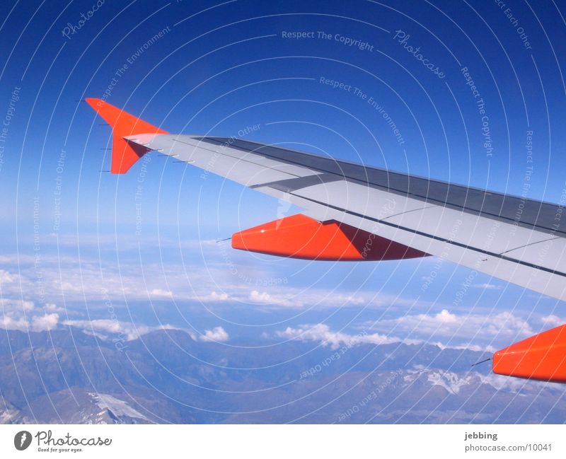 Flügelschlag Flugzeug Aussicht Wolken Himmel Abdeckung Verkehr fliegen Ferne Berge u. Gebirge Alpen alps wing sky Düsenflugzeug