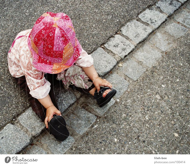 Ich will nicht mehr!!! Kind Mädchen Kleinkind Schuhe rosa Langeweile Hut Straße Bodenbelag Kantstein