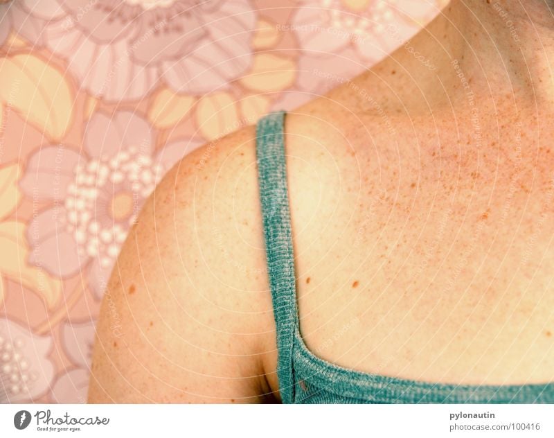 Schultertapete Tapete rosa Sommersprossen Träger Blume Siebziger Jahre Frau Pastellton Haut spaghettishirt blau-grau Körper D80 Arme