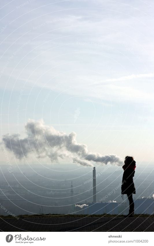 Durchatmen Energiewirtschaft Energiekrise Industrie Mensch feminin Frau Erwachsene 1 18-30 Jahre Jugendliche Ruhrgebiet Schornstein Rauchen Umweltverschmutzung
