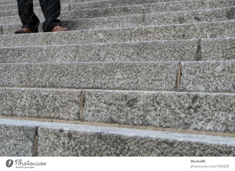 Treppe in Berlin Mann schwarz grau Schuhe braun Hose Mensch Schatten Beine