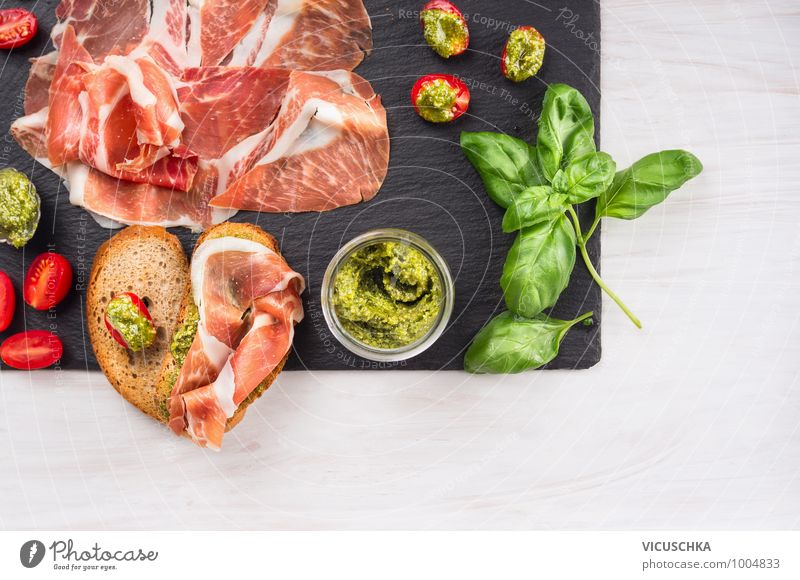 Italienische Parmaschinken mit Brot und Pesto Lebensmittel Fleisch Wurstwaren Brötchen Kräuter & Gewürze Öl Ernährung Festessen Italienische Küche Geschirr Stil