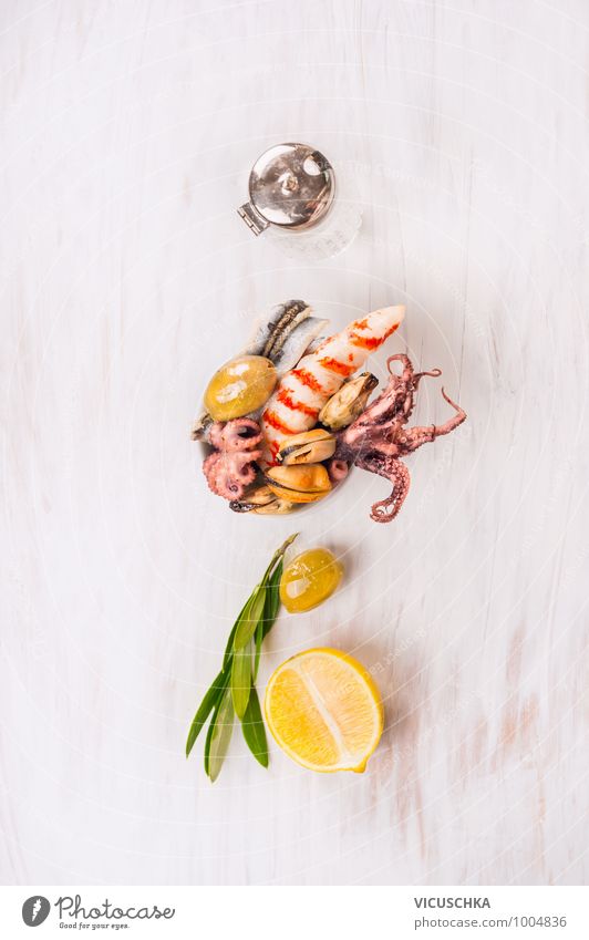 Meeresfrüchte in Schale mit Zitrone und Oliven Lebensmittel Salat Salatbeilage Kräuter & Gewürze Mittagessen Büffet Brunch Bioprodukte Vegetarische Ernährung