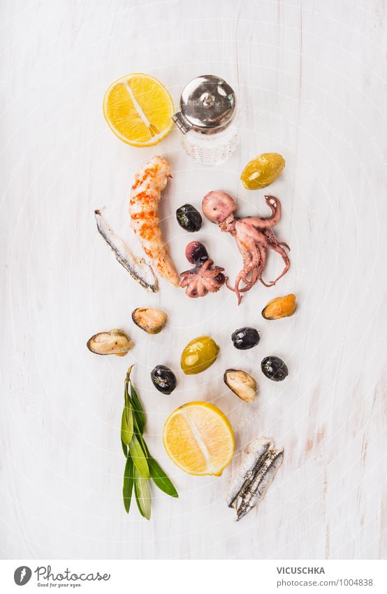 Meeresfrüchte Composing mit Oliven und Zitrone Lebensmittel Kräuter & Gewürze Festessen Stil Design Restaurant seafood Octopus Garnelen Sardellen Muschel