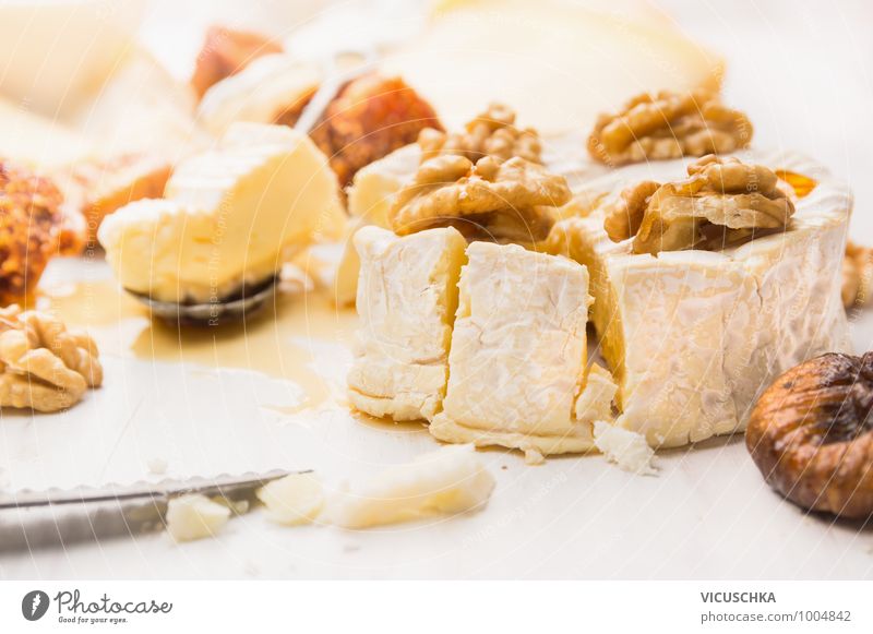 Camembert mit Walnüsse und Honig Lebensmittel Käse Dessert Marmelade Ernährung Stil Design Walnuss Nuss Saucen schön Feige trocken Tisch Auswahl