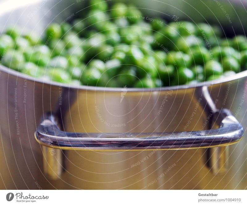 grüne Perlen... Lebensmittel Gemüse Erbsen gefroren tauen Vitamin vitaminreich Gesundheit Beilage Ernährung Mittagessen Topf kalt klein rund silber zählen