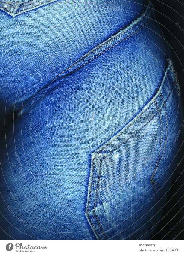 Jeans Hose Tasche Stoff Bekleidung Frau blau blue Jeanshose Hinterteil back pants pocket Mensch Körperteile Detailaufnahme