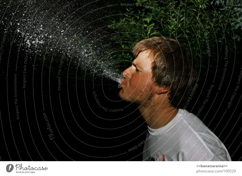 http://www.photocase.com/de/photodetail.asp?i=100280 spucken Mann Aktion Wasser Wassertropfen 1 Mensch einzeln Ein Mann allein Ein junger erwachsener Mann