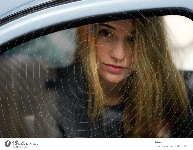 junge Frau in einem Auto Junge Frau Jugendliche 1 Mensch PKW Pullover blond langhaarig beobachten Blick sitzen warten schön feminin Zufriedenheit selbstbewußt