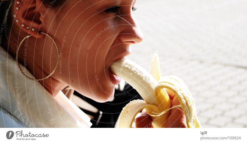assoziativ Frau Banane Ernährung Gesunde Ernährung Mahlzeit Appetit & Hunger lecker geschmackvoll saftig frisch weich voluminös häuten Öffnung Lippen Silhouette