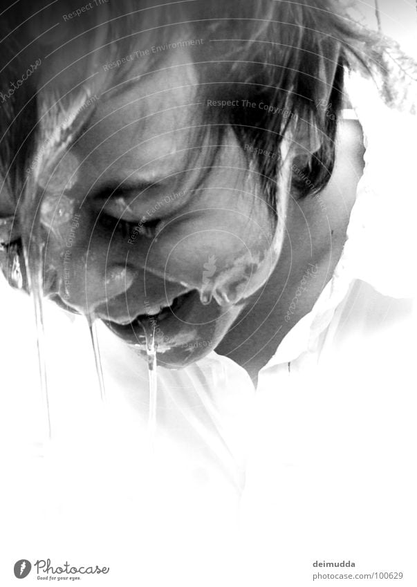Heulsuse Kind Mann Porträt Trauer nass Hemd Flüssigkeit Sommer Reflexion & Spiegelung Junge Freude Schwarzweißfoto lachen weinen Wasser Haare & Frisuren Gesicht