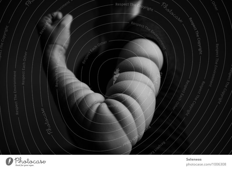 Michelin Mensch feminin Arme Hand 1 Diät dick Kraft Völlerei gefräßig Übergewicht Selbtsverletzung Wunde Fesselspiel Schwarzweißfoto Außenaufnahme Licht