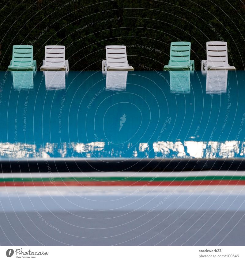Sitzbad Schwimmbad Stuhl Sommer Streifen Feierabend Spielen Wasser Reflektion leer