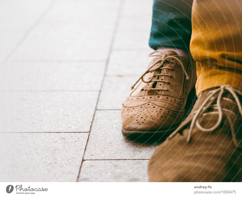 Schuhe Mode Leder stehen einzigartig paarweise Boden retro Wildleder verziert Schuhbänder Herrenschuhe Frauenschuh nah elegant braun Schuhmode Farbfoto