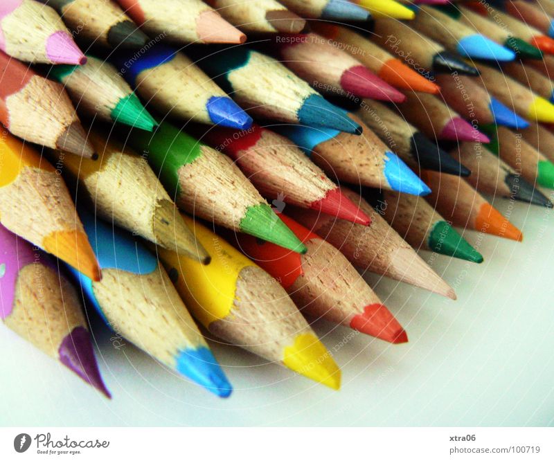 in reih' und glied' Schreibstift Farbstift mehrfarbig Haufen mehrere Zusammensein gespitzt Holz Regenbogen Dinge ausmalen viele zeichnen streichen Spitze