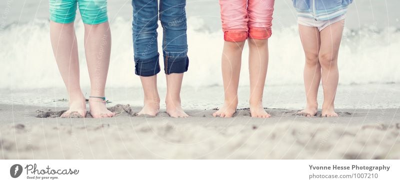 Füße im Sand Lifestyle Haut Spielen Sonne Kind Mädchen Junge Freundschaft Kindheit Fuß 4 Mensch 8-13 Jahre Natur Wasser Hose Jeanshose entdecken genießen braun
