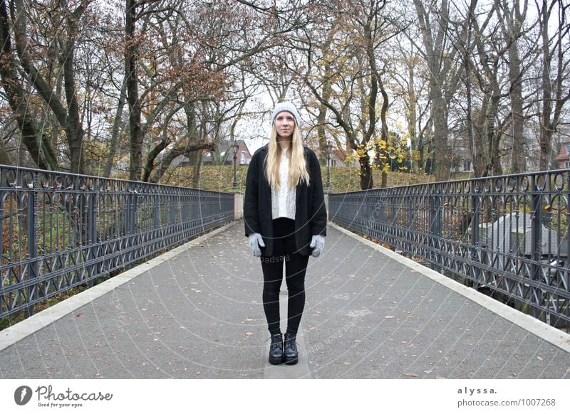 Cozy winter Mensch feminin Junge Frau Jugendliche Erwachsene Körper 1 18-30 Jahre Natur Winter Baum Mode Bekleidung Jacke Accessoire Schuhe Mütze schwarzhaarig
