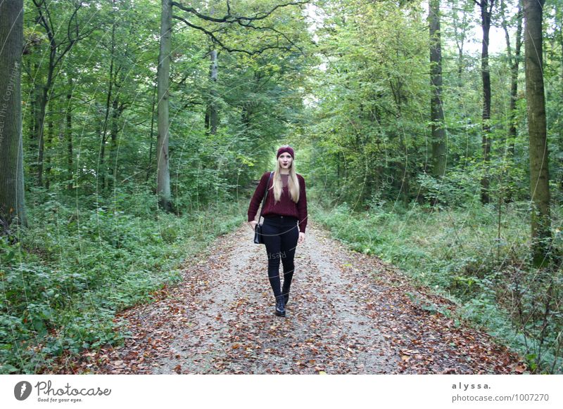 Bordeaux autumn Mensch feminin Junge Frau Jugendliche Erwachsene Körper 1 18-30 Jahre Natur Erde Herbst Pflanze Baum Wald Mode Bekleidung Haare & Frisuren blond