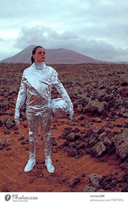Hello IV Kunst Abenteuer ästhetisch Astronaut silber Mars Marslandschaft steinig Planet Fernweh Frau Emanzipation Weltall Farbfoto Außenaufnahme Experiment