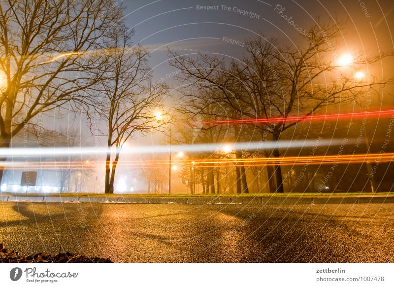 Der letzte Bus Dezember dunkel Illumination Licht Nacht Stimmung Laterne Straßenbeleuchtung Scheinwerfer Autoscheinwerfer PKW Langzeitbelichtung Dynamik Eile