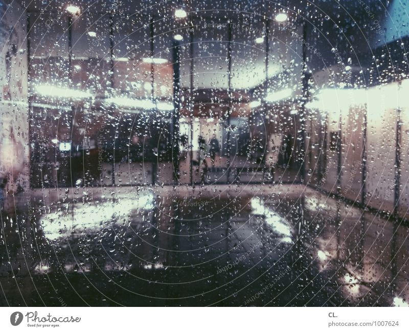 kaltfront Wasser Wassertropfen Herbst Wetter schlechtes Wetter Unwetter Regen Menschenleer Gebäude Architektur Fenster Fensterscheibe Licht Glas dunkel nass