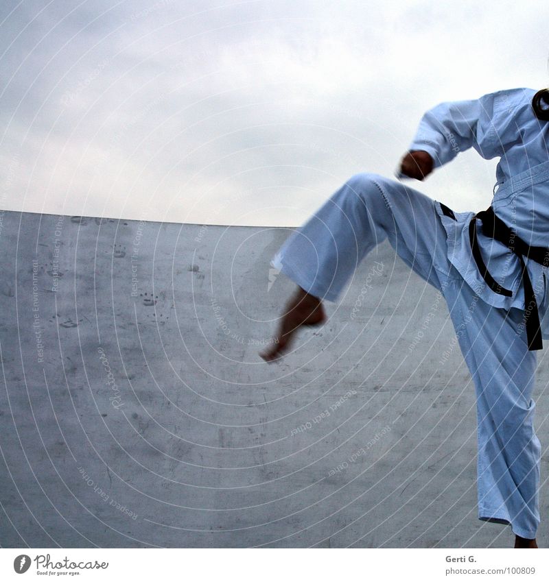 Karate Kid Kampfsport Anzug Karateanzug Gürtel weiß Hose Jacke Schlag Hand stark Sport Trainer Angriff Fußtritt Wolken schlechtes Wetter Mann Frieden beweglich