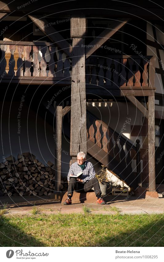 Heimkommen | ein Stelldichein mit der Vergangenheit Lifestyle Mann Erwachsene Buch Gras Haus Treppe Fassade Balkon Holz lesen schreiben sitzen warten braun grün
