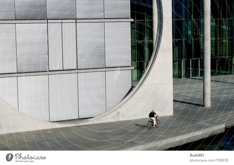 das runde vor dem eckigen Fahrrad fahren klein Einsamkeit kalt Spreebogen Regierungssitz modern Berlin proportion Kontrast Kreis Mensch