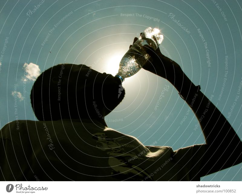 Refresh II trinken zyan Gegenlicht Erschöpfung regenerativ schöpfen laden beleben Mineralwasser Hand schwarz dunkel Blubbern Spielen Wasser Flasche Mensch