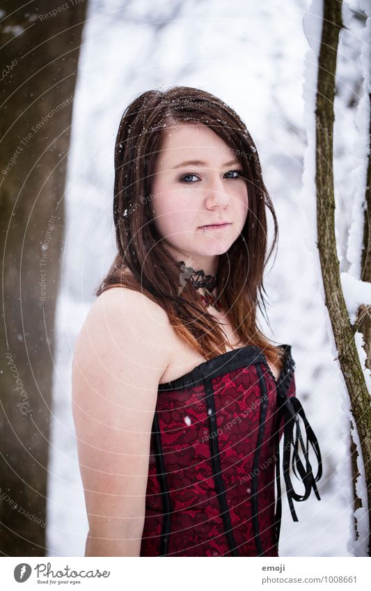 Schneeflocken feminin Junge Frau Jugendliche 1 Mensch 18-30 Jahre Erwachsene Winter dunkel kalt Gothic Farbfoto Außenaufnahme Tag Schwache Tiefenschärfe Porträt